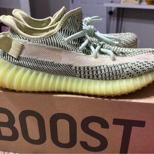Yeezy Boost Sneakers size 9 good condition